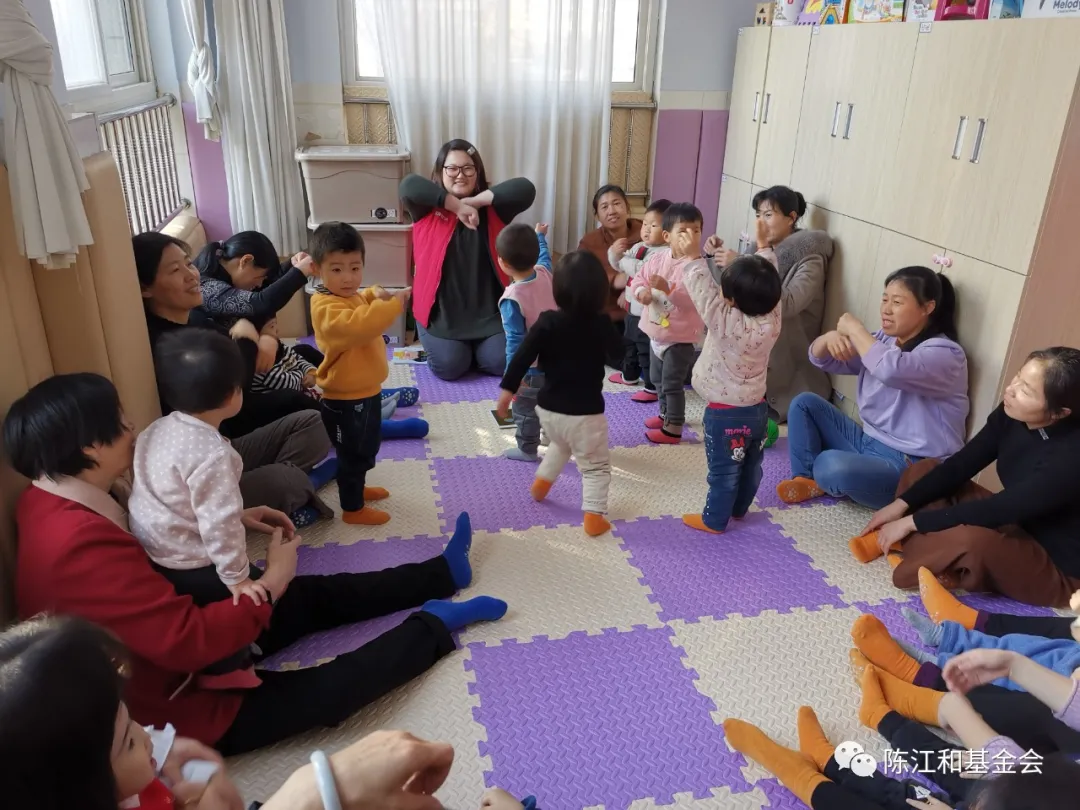 养育师在中心组织集体故事会