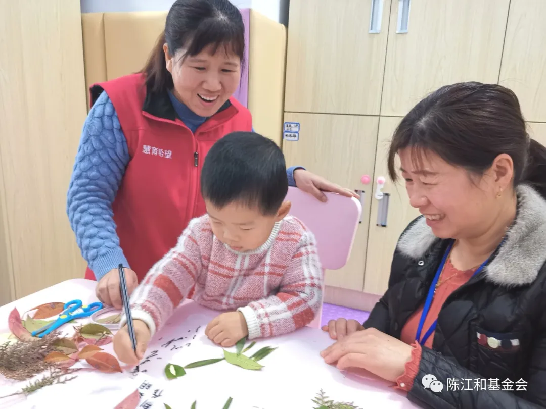 养育师指导婴幼儿家长进行亲子互动活动